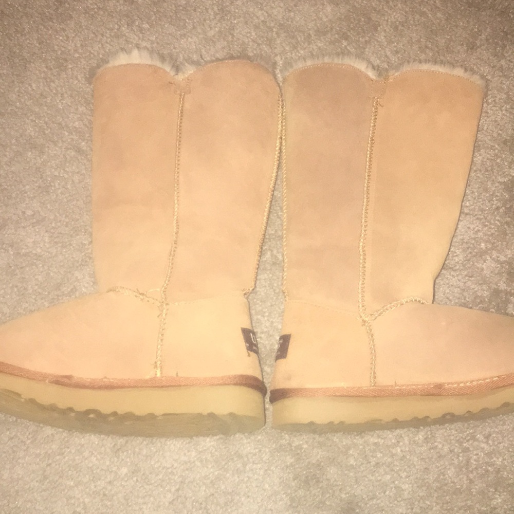 UGG tall tan fur boots with buttons - Picture 3 of 4